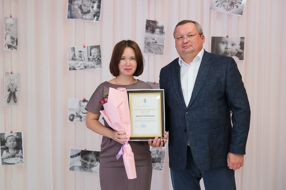 Игорь Мартынов поздравил с праздником астраханских работников детских садов