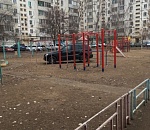 В Астрахани водитель припарковал машину на детской площадке