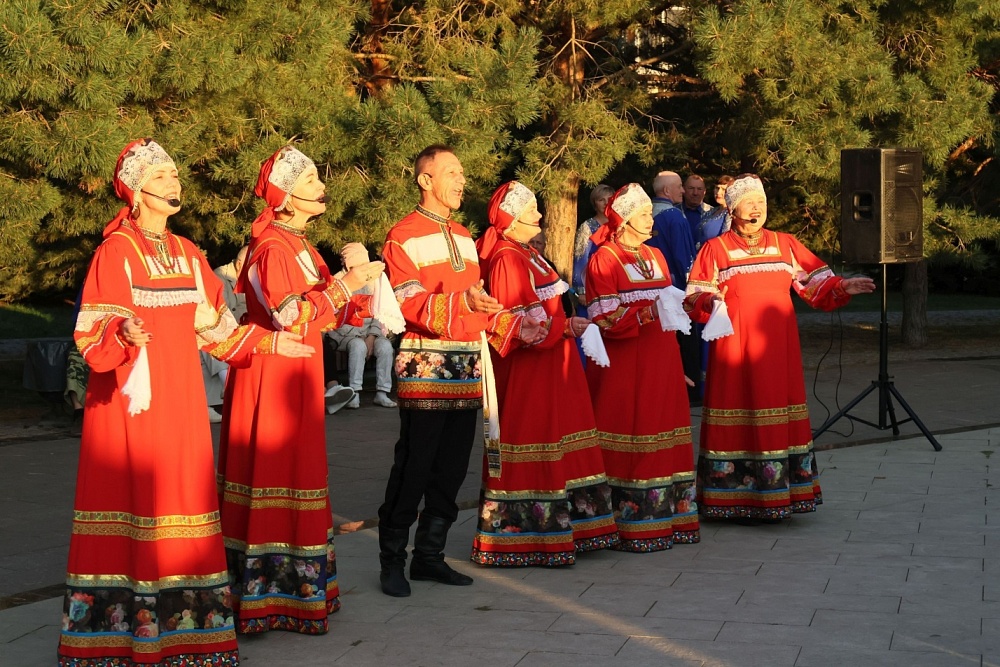 «Русские вечерки» на астраханской набережной заставят горожан плясать до седьмого пота