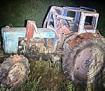 Вечером под Астраханью опрокинулся съехавший с дороги трактор. Два человека погибли