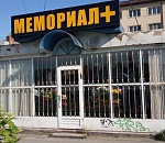 После резонанса в СМИ на центральной улице Астрахани убрали кричащую похоронную рекламу