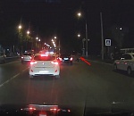 Астраханцы обсуждают тревожные кадры на Боевой, где пешехода едва не сбивает иномарка