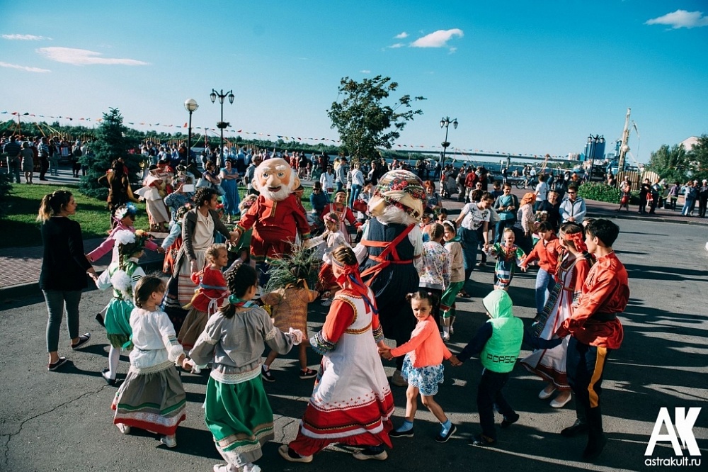 Сезон гуляний, флешмобов и фильмов и танцев под открытым небом открывается в Астрахани