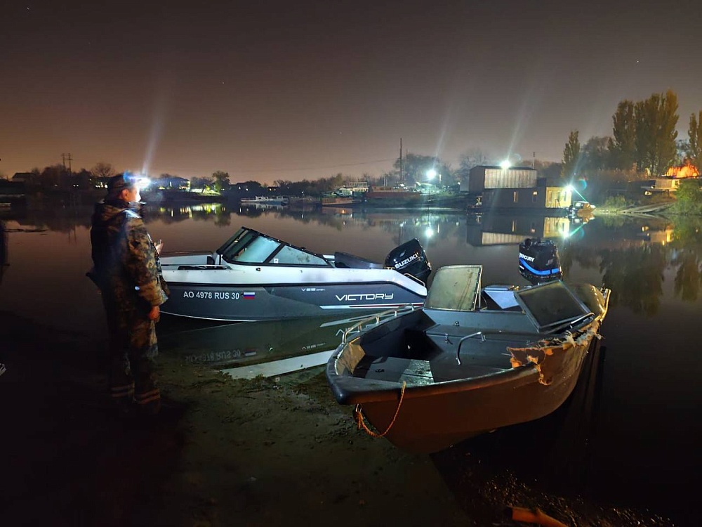 В Астрахани на реке столкнулись лодки, есть пострадавшие