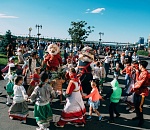 Сезон гуляний, флешмобов и фильмов и танцев под открытым небом открывается в Астрахани