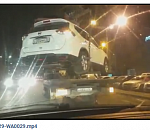 Новогодний подарок: у торгового центра в Астрахани снова забирали автомобили