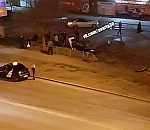 Серьезная авария в Астрахани: у ДЦ "Колесо" машина улетела с дороги