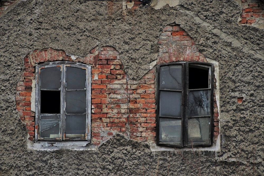 Астраханской многодетной семье выдали квартиру с нечеловеческими условиями