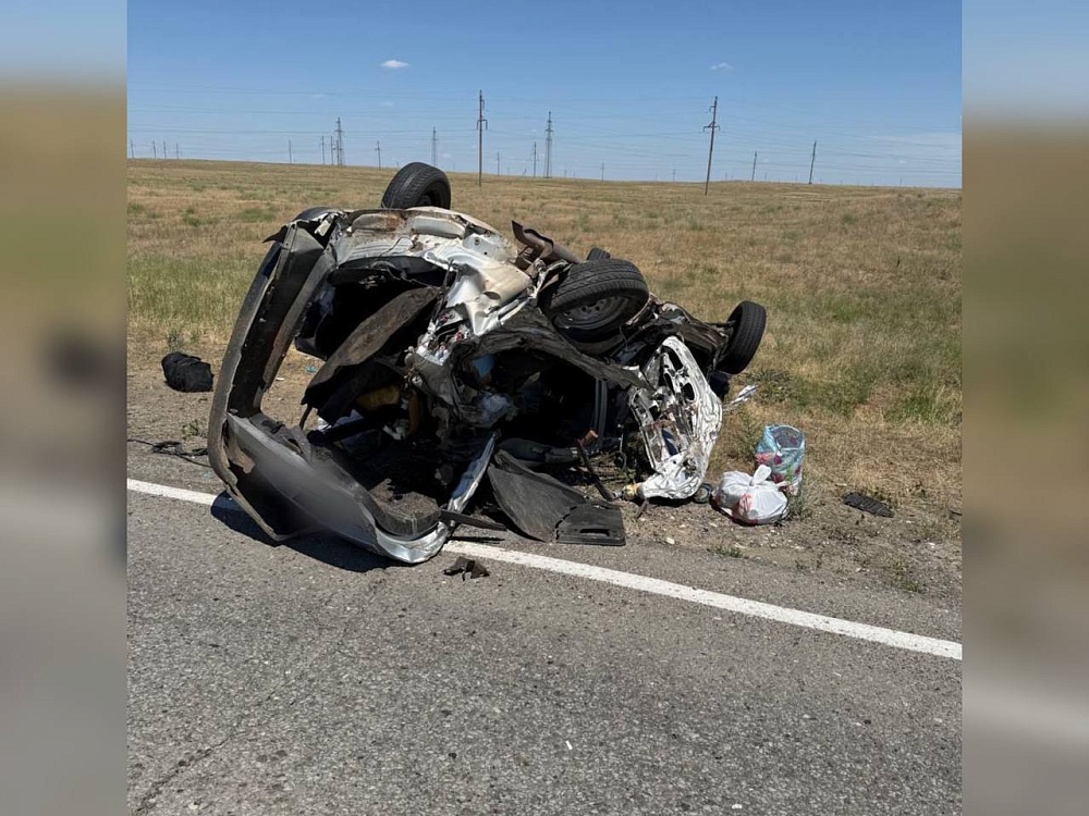 Под Астраханью «Лада» врезалась в КамАЗ: погибла девочка-подросток