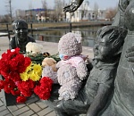 Астраханцы в знак скорби принесли цветы и игрушки и зажгли свечи у памятника Семьи 