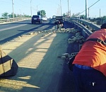 В Астрахани ищут водителя, разбросавшего кирпичи на Царевском мосту