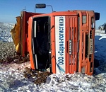 Под Астраханью перевернулся груженый щебнем "КАМАЗ"