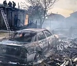 В Астрахани загоревшаяся машина подожгла двухэтажный дом