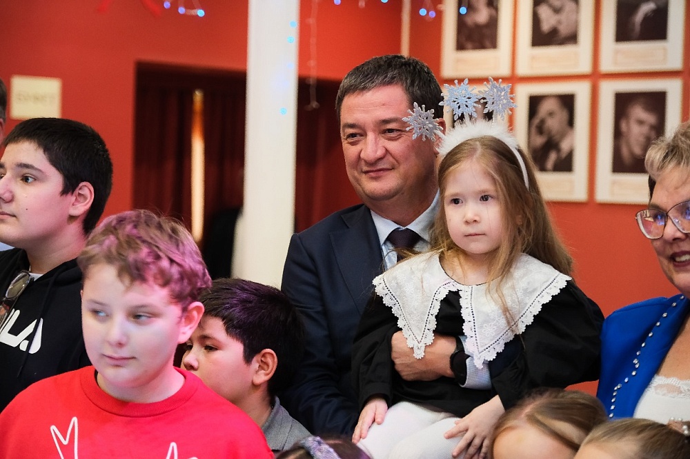 Ринат Аюпов поздравил более 500 астраханских детей с наступающим Новым годом