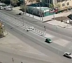 В Астрахани женщина-водитель сделала разворот на 360 градусов и снесла ограждение