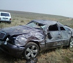 В Енотаевском районе перевернулся Mercedes