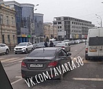 В центре Астрахани парень кубарем перелетел через машину и остался жив: жуткие кадры ДТП