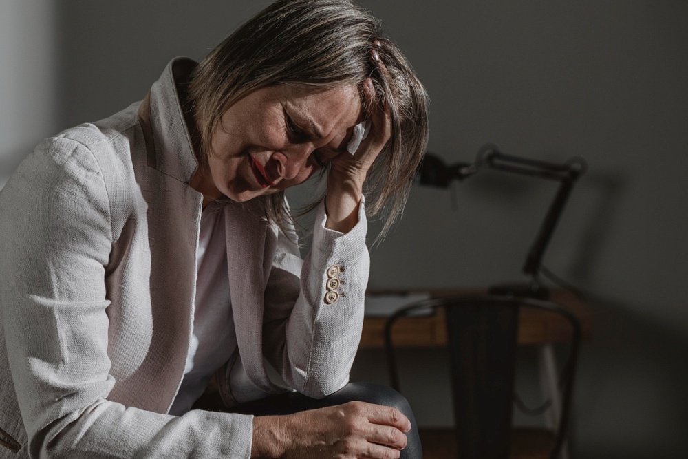 Астраханка украла у знакомой деньги, отложенные на похороны сына