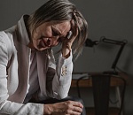 Астраханка украла у знакомой деньги, отложенные на похороны сына