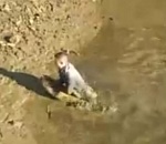 На видео запечатлели астраханцев, ловящих руками рыбу в канале у Лебединого озера