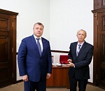 Президентскую награду получил энергетик из Астрахани