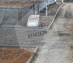 Замуровали, демоны: в Астрахани при ремонте тротуара заперли бордюрами машину