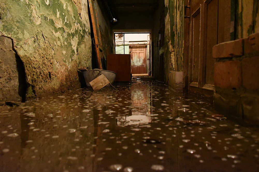 Пока коммунальщики спорят, чья вода, центр Астрахани тонет в канализации