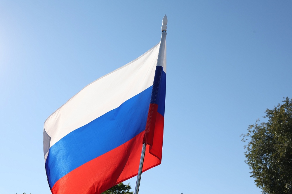Символ величия и национальной идентичности: в Астраханской области отмечают День Государственного флага России