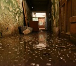 Пока коммунальщики спорят, чья вода, центр Астрахани тонет в канализации