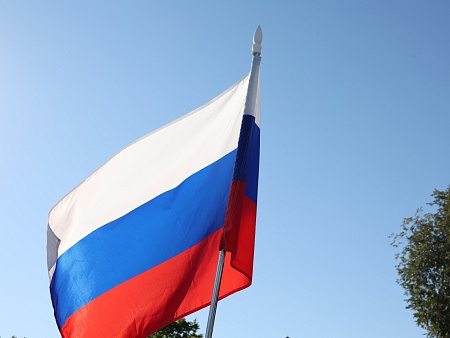 Символ величия и национальной идентичности: в Астраханской области отмечают День Государственного флага России