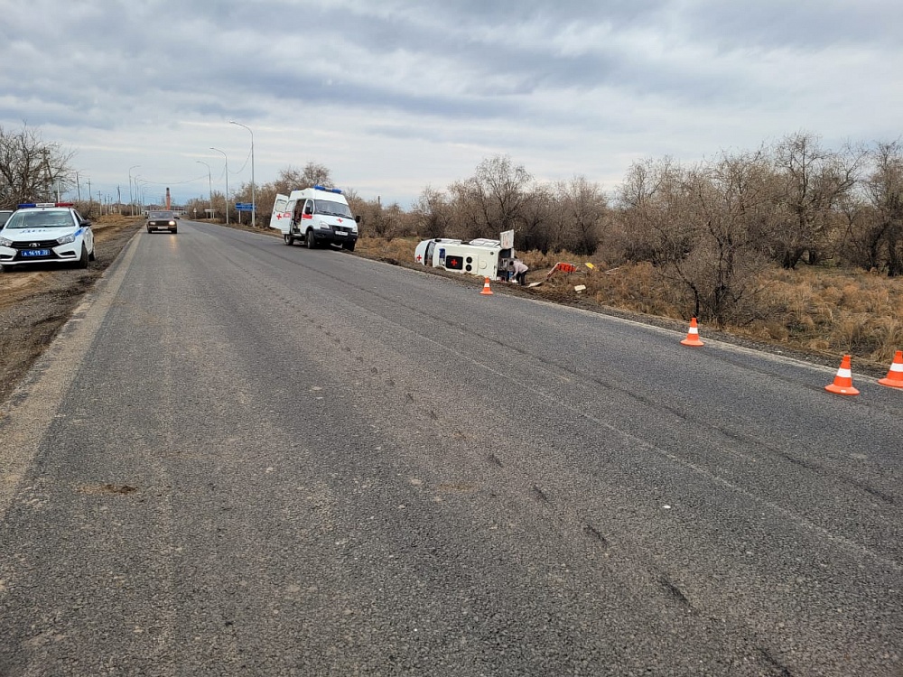 Под Астраханью перевернулась скорая помощь с пациентом