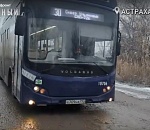 Новые автобусы бьются на раздолбанной астраханской улице