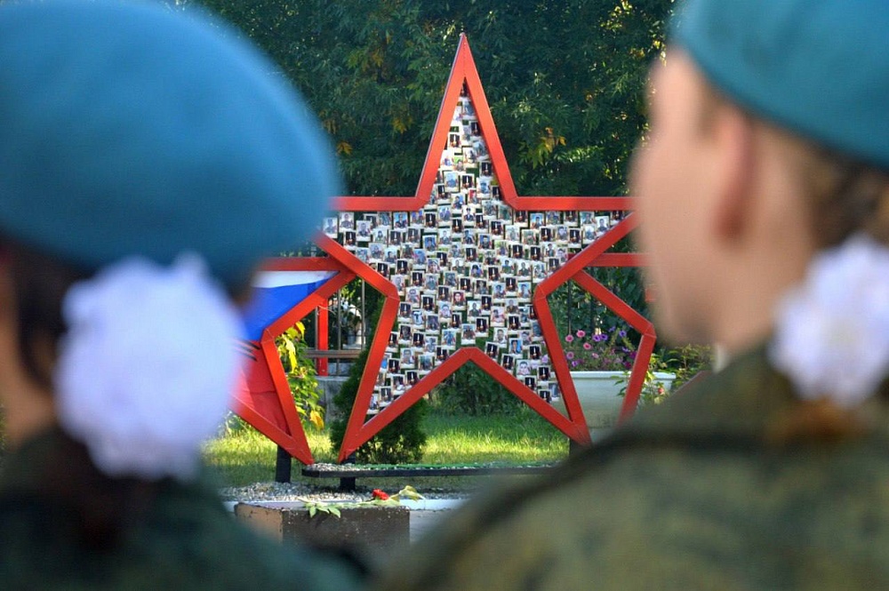 Стелу памяти погибшим участникам СВО открыли в астраханской школе