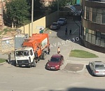 В Астрахани мусоровоз провалился в дорожный портал