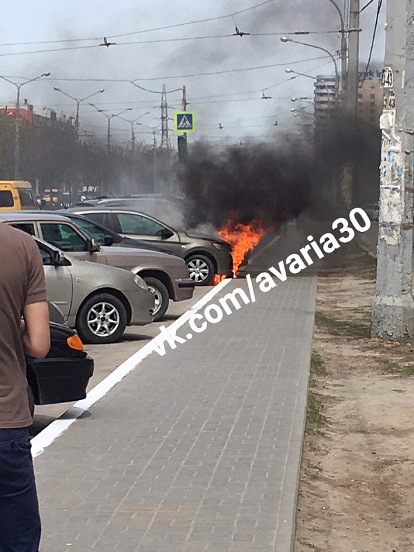 Автомобиль сгорел в Астрахани, спасены два человека