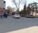 Иномарка, выезжая со двора задним ходом, сбила пожилую астраханку