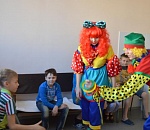 В астраханской детской больнице детям помогает клоун-терапия 