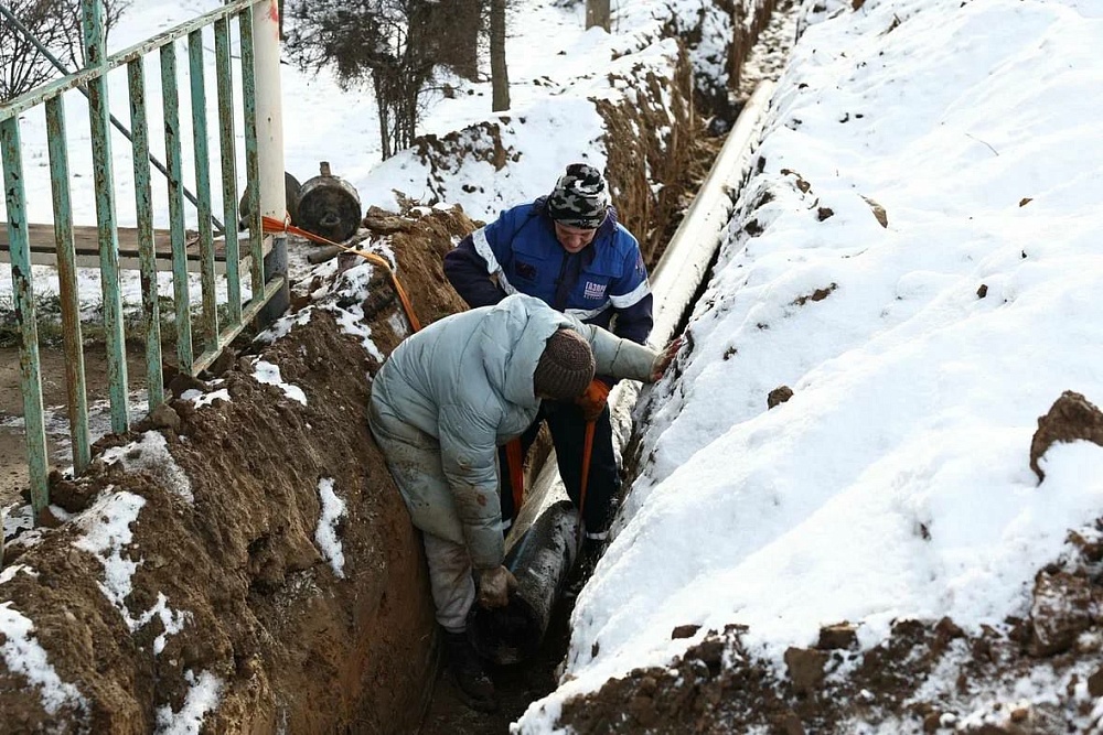 Капремонт напорного коллектора центральной канализации в Икряном продолжается