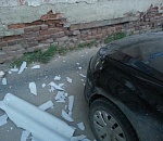 В Астрахани шифер с крыши упал на припаркованный автомобиль