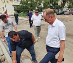 Игорь Седов контролирует ремонт дороги к школе на округе