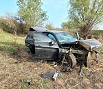 Под Астраханью перевернулся BMW, двоих пострадавших госпитализировали