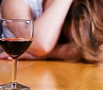 Полицейские, не дождавшись скорую, помогли добраться домой мертвецки пьяной астраханке