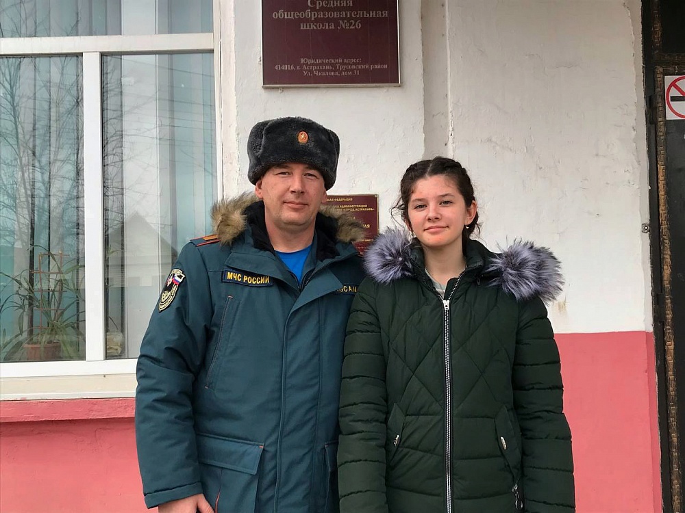 В Астрахани 17-летняя дочь пожарного, рискуя своей жизнью, спасла ребенка