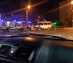 В Астрахани на пустой дороге водитель маршрутки и мотоциклист не заметили друг друга