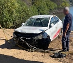 Под Астраханью такси с двумя пассажирами съехало в реку
