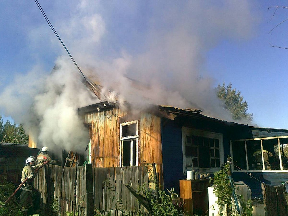 В Астрахани в пожаре на улице Комсомольской погиб человек