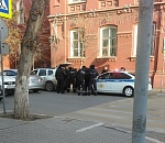 В центре Астрахани, у здания Облдумы, проходит оперативное задержание