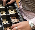 Двое 19-летних астраханцев грабили магазины, чтобы купить сладости