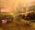 В Астрахани загоревшийся грузовик воспламенил внешнюю отделку двухэтажного жилого дома