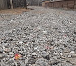 Среди астраханцев распространяют слух о том, что дорогу к понтону делают из надгробий